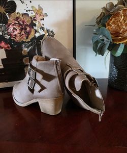 Ankle booties size 5 1/2