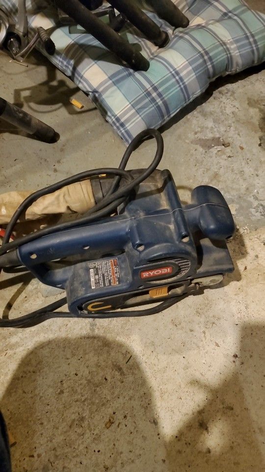 Riobi Belt Sander Has Bag, Practically New!!