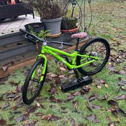 Brand new mountain bike you can do upgrades on it brand is Norco nice brakes, front and back perfect for your child or teen