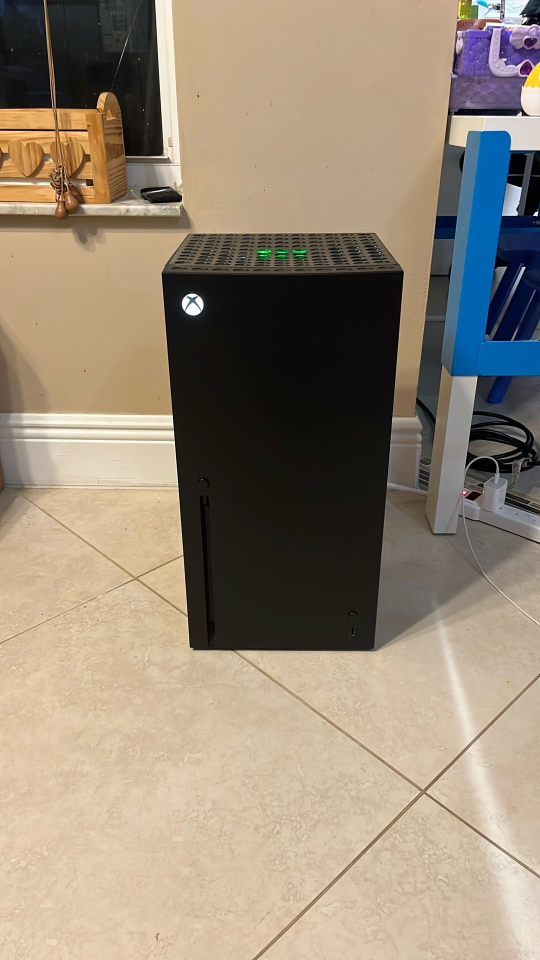 Small Xbox Series X Mini Fridge Thermoelectric Cooler, 10 Liters