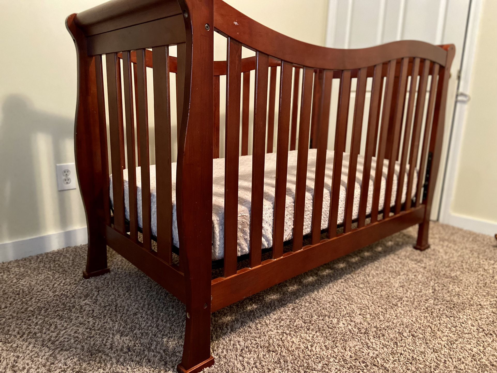 Crib with separate changing table & Dresser