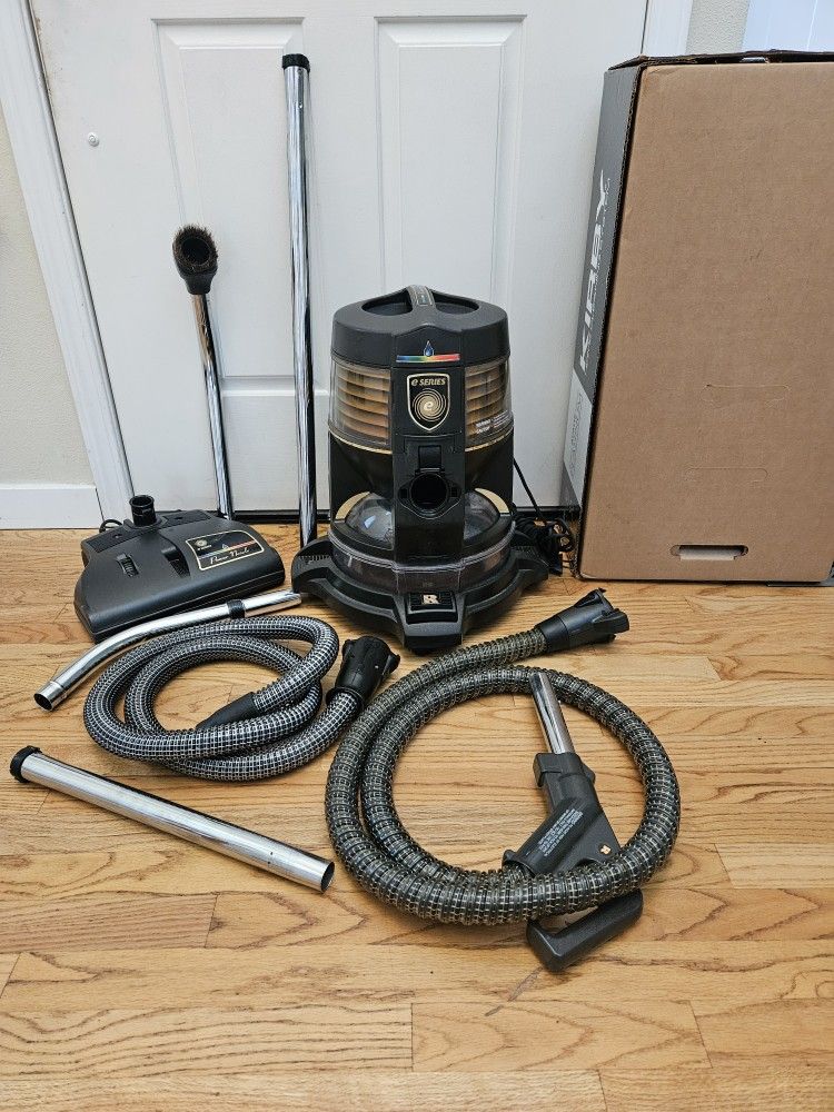 New. Cond RAINBOW E SERIES VACUUM WITH AMAZING POWER SUCTION.   WORKS EXCELLENT.   IN THE BOX 
