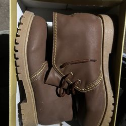 Woman’s Boots 7.5