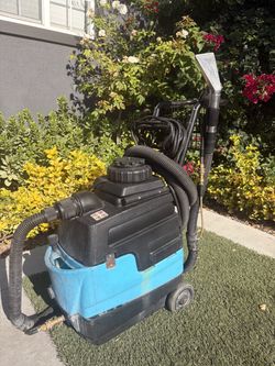 Upholstery steam cleaner