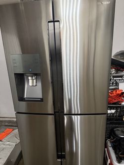 Samsungflex currently connected for showing works perfect extremely clean