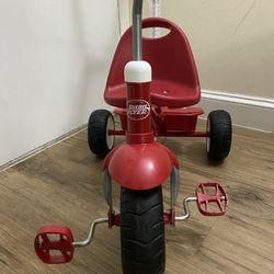 Radio Flyer Deluxe Steer & Stroll Ride-On Trike, Tricycle For Toddlers Age 2-5, Toddler Bike, Red