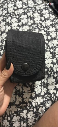 Double handcuff pouch