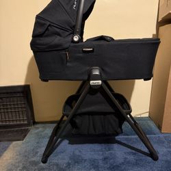 Nuna Bassinet With Stand In Navy Blue 2025 Almost Brand New! Barely Used.