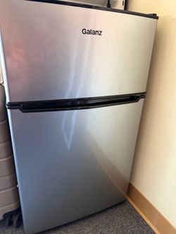 Galanz mini fridge/ micro wave