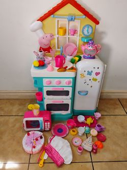 Pepa pig kitchen.. included everything toys