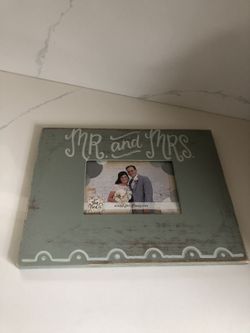 LIKE NEW: 5 x 7 Mr & Mrs Wall Frame