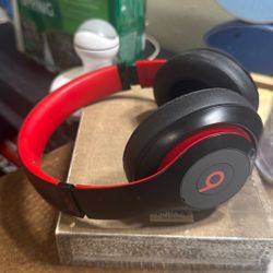 Beats Studio 3 ( Case , Charging Cord, And AUX Cable Included)