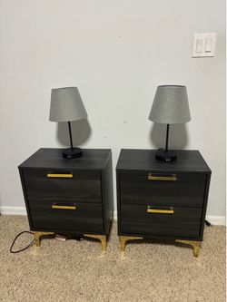 Two side tables with lamps.