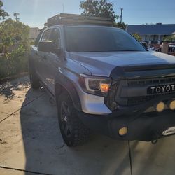 Toyota Tundra 2017 - Clean Title.