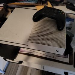Xbox One S with Controller 500 GB