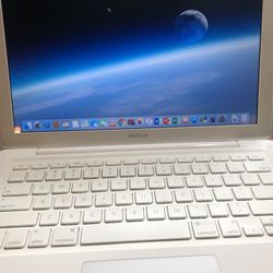 Apple MacBook Polycarbonate 2010 Laptop