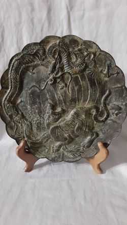 ORIENTAL DECOR A DRAGON AND TIGER DECORATIVE PLATE