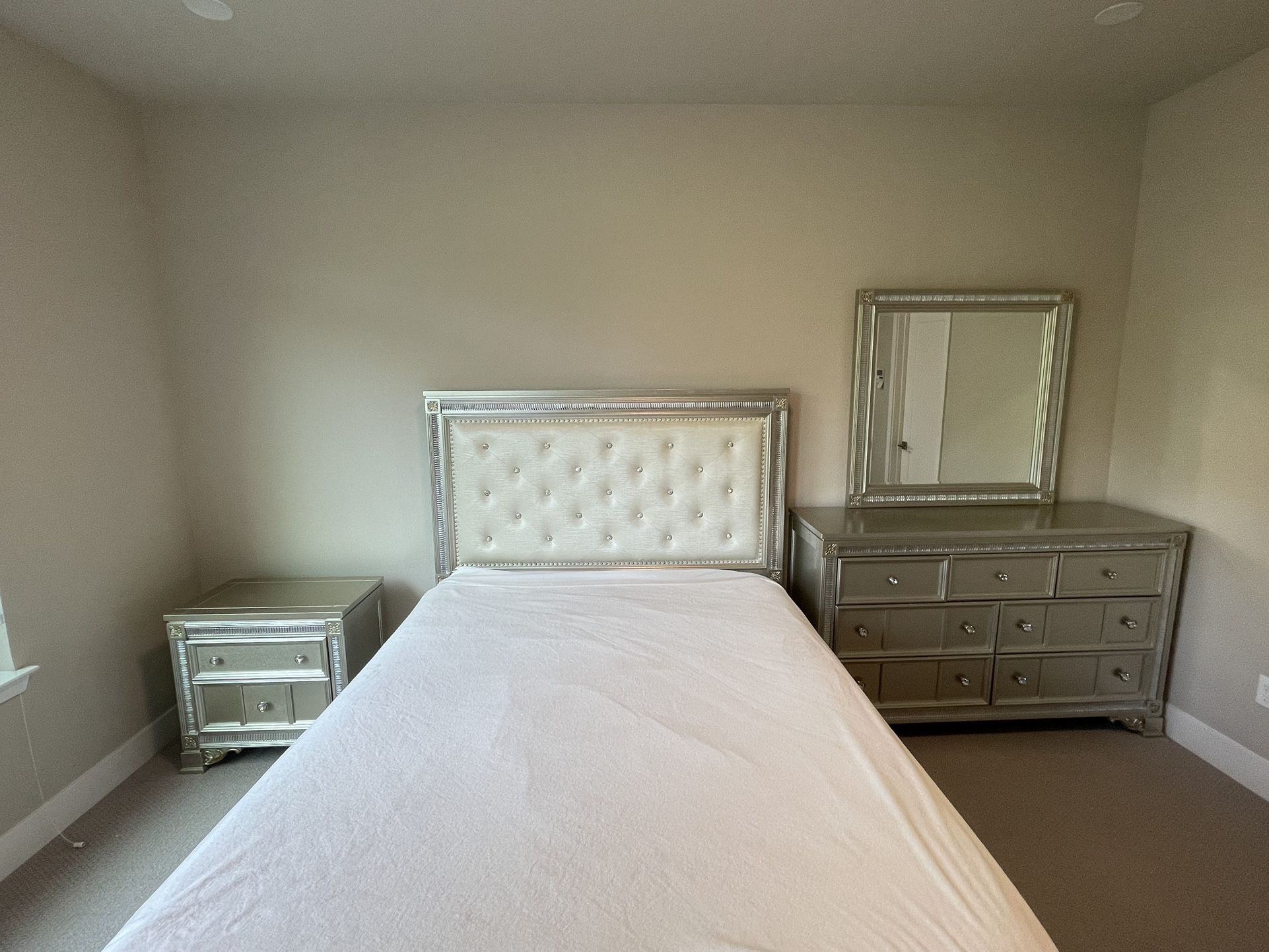 Elegant Bedroom Set – Excellent Condition Including Bed Nightstand And dresser