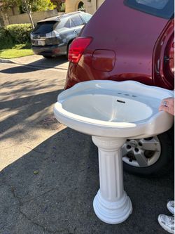 Pedestal bathroom sink