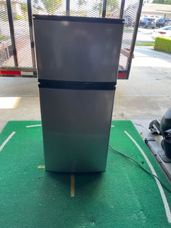 Insignia 4.3 cu ft Mini Fridge with Top Freezer