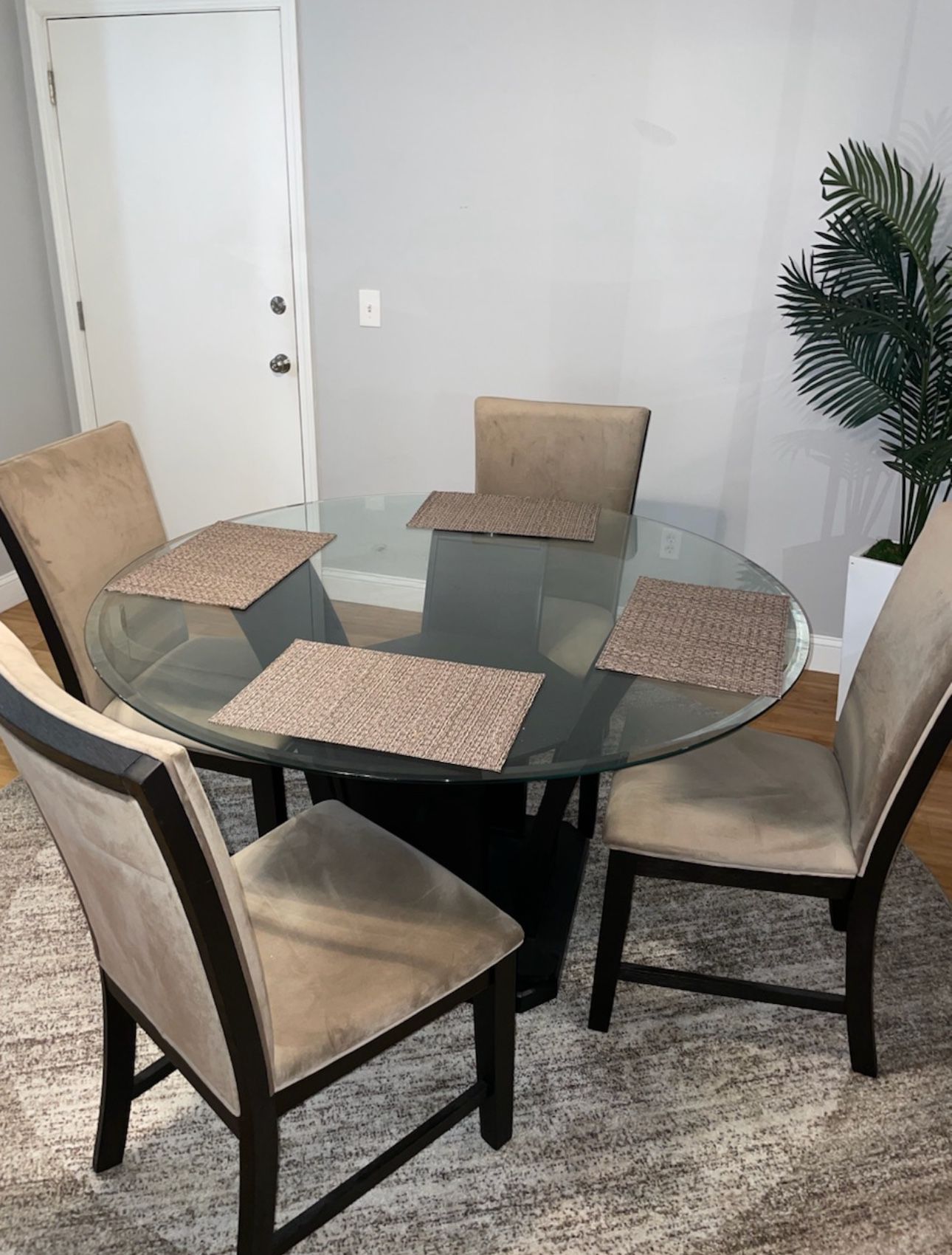 DINING ROOM TABLE(CHAIRS INCLUDED) 