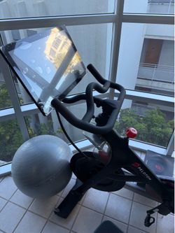 BRAND NEW PELETON! HAVENT USED IT! OFFER ME PRICE! MUST PICKUP! BRENTWOOD CALIFORNIA