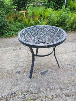 Circular cast aluminum outdoor table