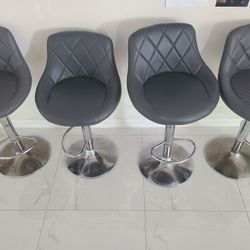 4 Bar Stools 