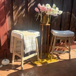 Chairs And Bar Stools 