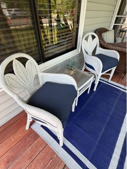 Set of 2 chairs.