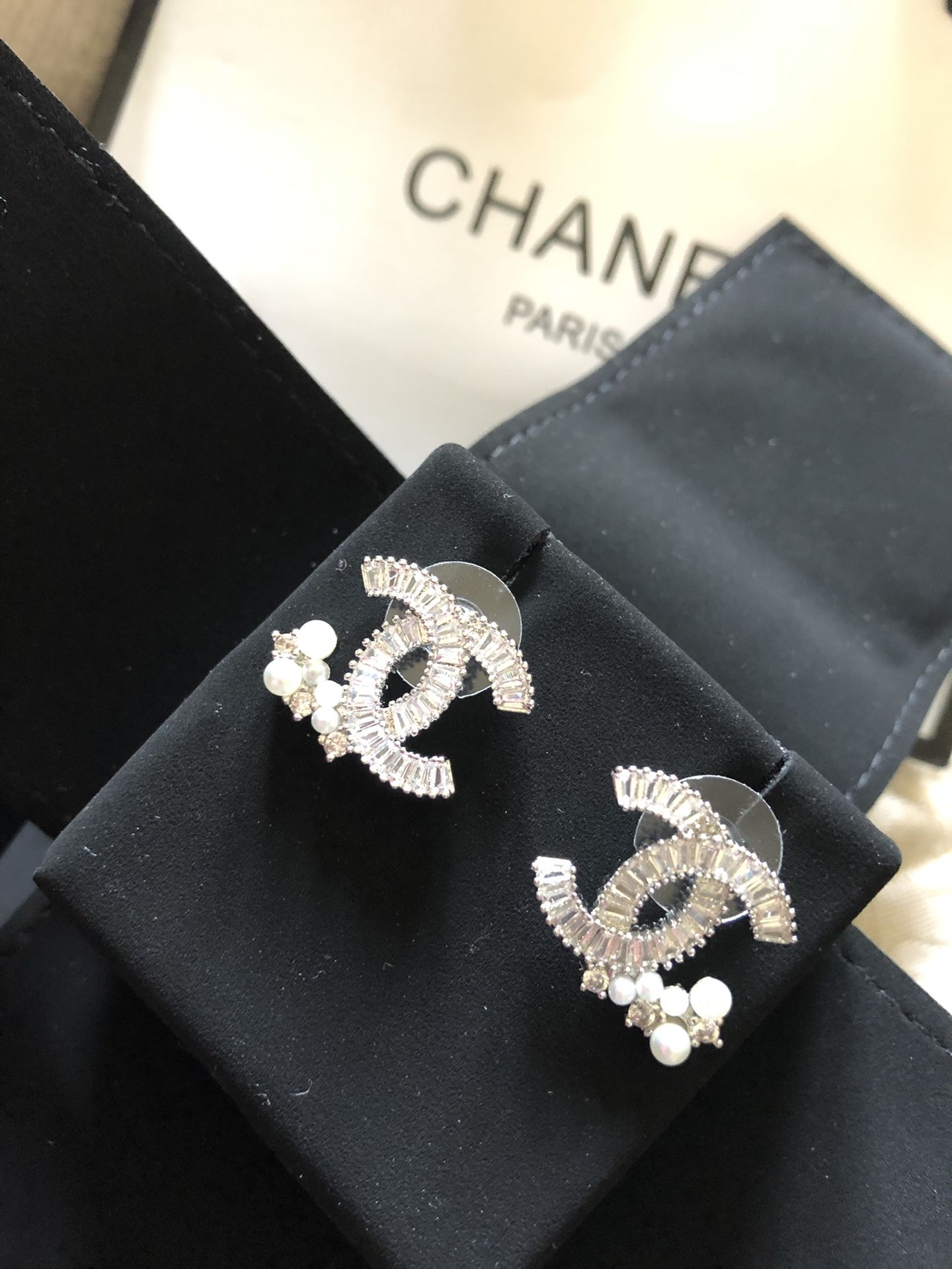 Elegant Chanel earrings crystal pearl