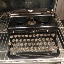 Vintage typewriter as in picture in excellent condition👍