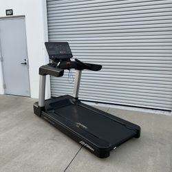 Life Fitness Commercial Treadmill - Like New Condition - Home Commercial Gym Workout