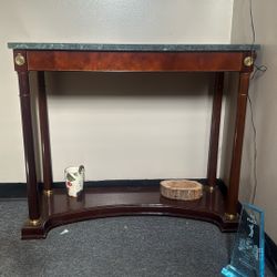 GORGEOUS NEOCLASSICAL BOMBAY CO EMPIRE MAHOGANY GREEN MARBLE TOP FOYER CONSOLE TABLE WITH BRASS ACCENTS