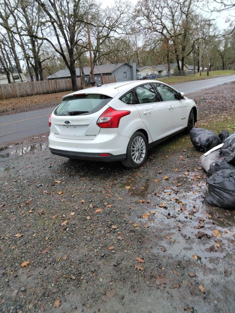 2013 BEV Ford Focus Hatchback For parts