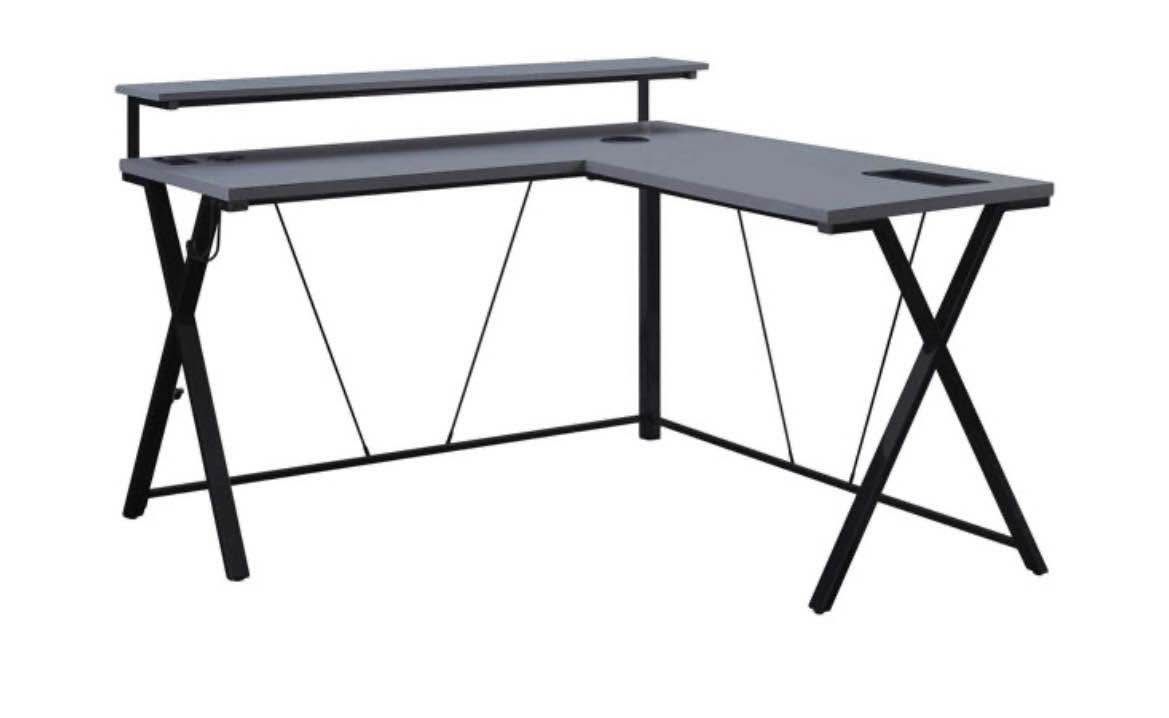 Workstation/Gaming Desk In Excellent Condition