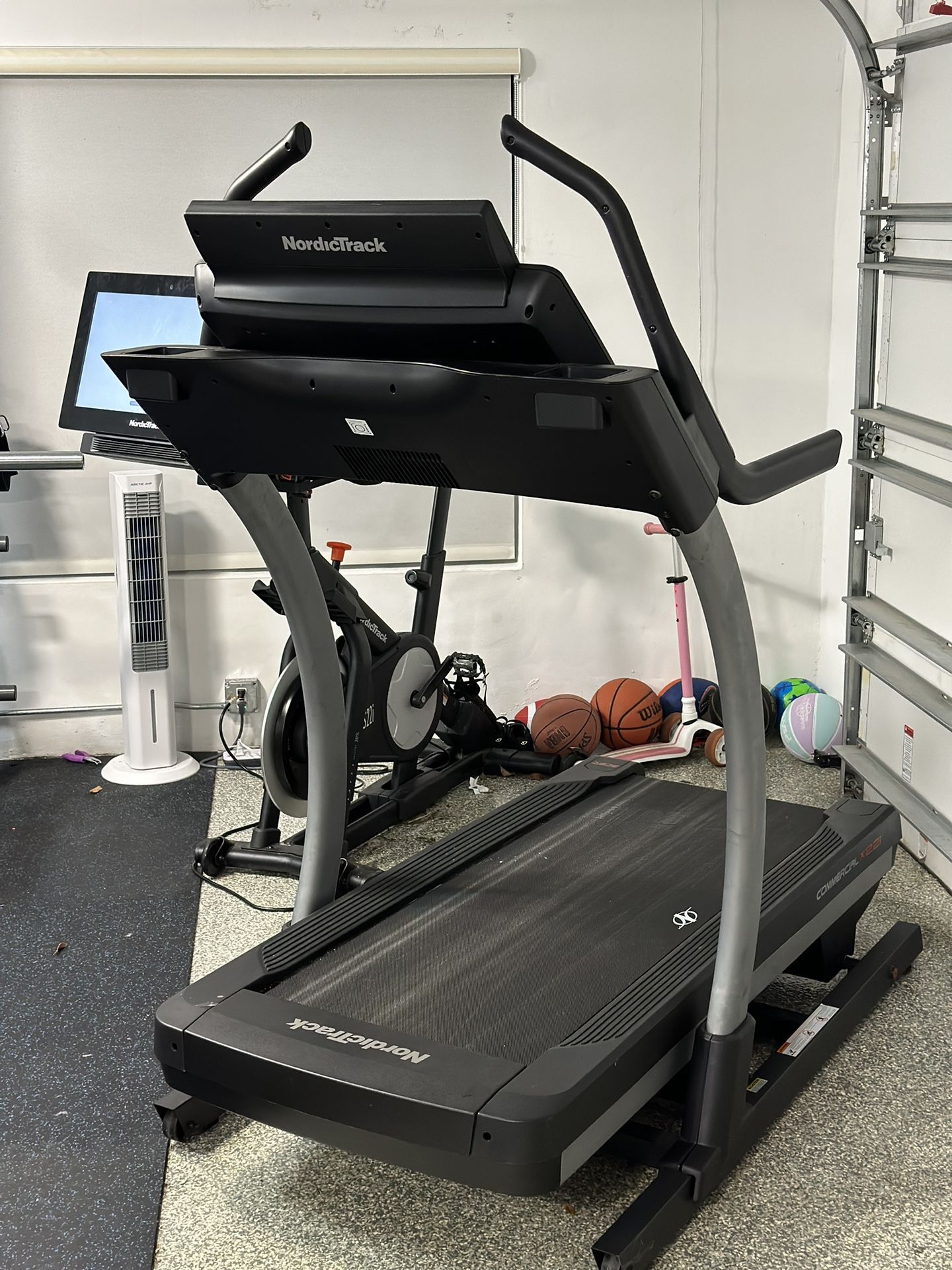 Nordictrack Commercial x22i Treadmill for Sale in Pompano Beach, FL OfferUp
