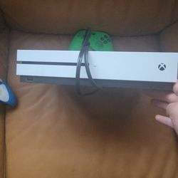 Used Xbox With 3 Controllers 2 Pro Controllers 