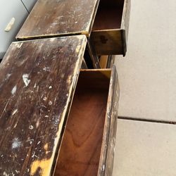 Large Wooden Nightstands. Buros de madera grandes