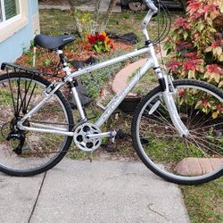 Schwinn voyageur sale hybrid bike