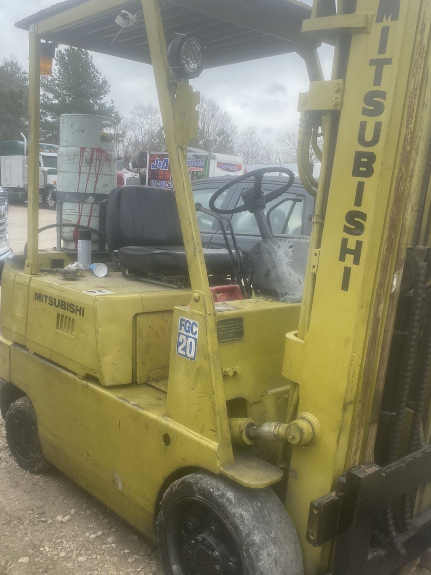 Mids 90s Mitsubishi forklift fgc20 4000 lb capacity warehouse propane 2stage mass it does not move selling as is condition I’m not a mechanic