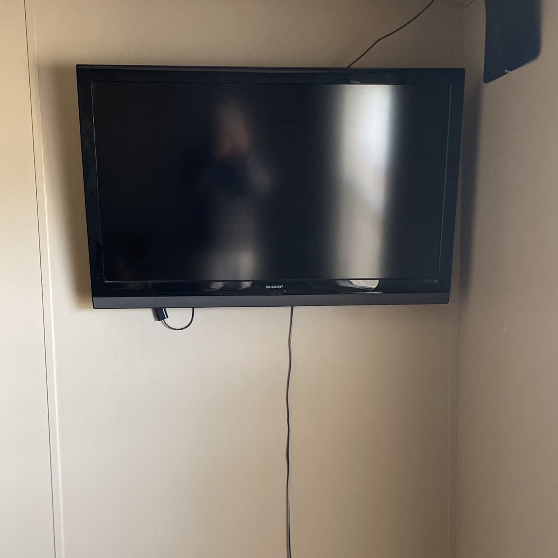 Television With Wall Mount