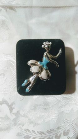 Vintage ballerina brooch/pin