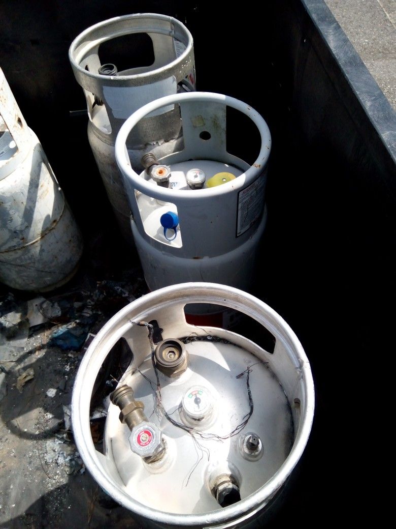 5 Forklift Propane Tanks
