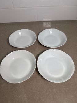 Set of 4 White Ceramic Plates with Scalloped Edge