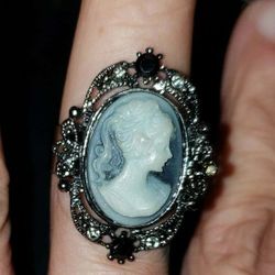 VINTAGE VICTORIAN LOLITA BLACK CRYSTAL CAMEO ADJUSTABLE RING