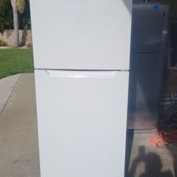 FRIGIDAIRE 28" BRAND NEW  REFRIGERATOR CAN DELIVER ANYWHERE 