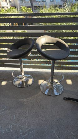 2 black barstools
