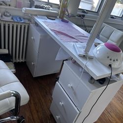 Nail table with two chairs