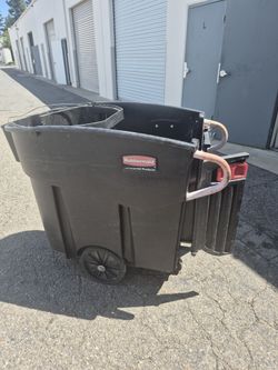Rubbermaid Commercial Mega Brut Rolling Trash Can  Must Sell Make Me A Fair Offer    